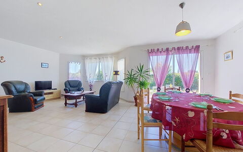 Ker Laouen: Sol, Meubles, Sol, Chaise, Canapé, Salon, Plante D'Appartement, Table Cuisine Et Salle A Manger