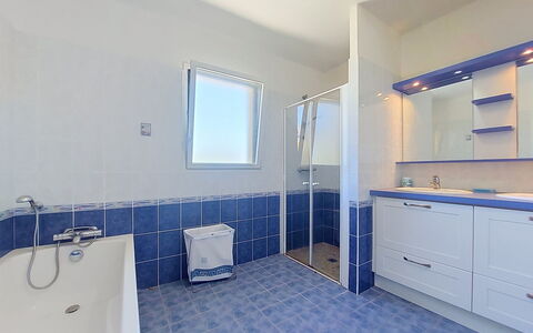 Ker Laouen: Sol, Sol, Luminaire Plomberie, Design Intérieur, Salle De Bains, Plafond, Tuile, Plomberie, Robinet, Armoire De Toilette