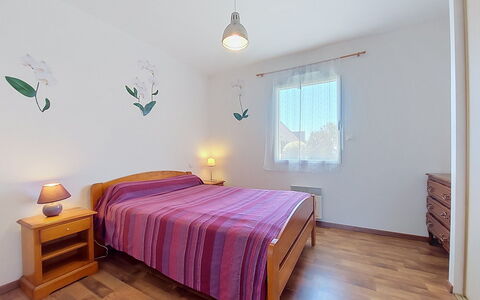 Ker Laouen: Lit, Meubles, Design Intérieur, Chambre, Sol, Sol, Mur, Drap De Lit, Bois, Literie