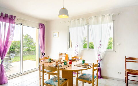 Ker Laouen: Meubles, Propriété, Fenêtre, Table, Plante, Chaise, Rideau, Bois, Design Intérieur, Décoration