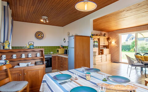 Echo de Vagues: Meubles, Table, Propriété, Bois, Chaise, Design Intérieur, Sol, Sol, Dur, Fenêtre