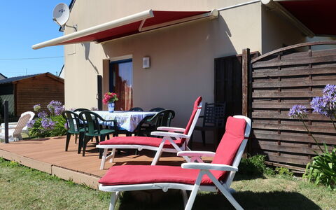 L'Appel du Large: Plante, Meubles, Bâtiment, Ombre, Chaise, Ciel, Mobilier De Jardin, Lot Terre, Herbe, Chalet