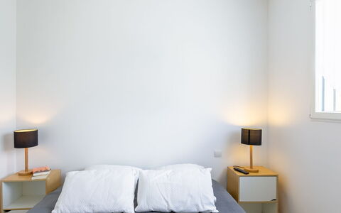 Ty Fañch: Propriété, Meubles, Fenêtre, Confort, Bois, Design Intérieur, Éclairage, Orange, Lampe, Oreiller