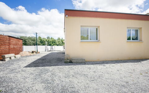 Ty Fañch: Nuage, Ciel, Propriété, Fenêtre, Bâtiment, Lot Terre, Asphalte, Surface De La Route, Plante, Matériel De La Propriété