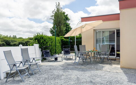 Ty Fañch: Ciel, Nuage, Plante, Meubles, Ombre, Lot Terre, Fenêtre, Chaise, Mobilier De Jardin, Chalet