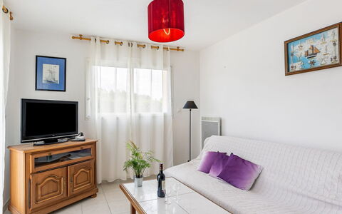 Ty Fañch: Meubles, Propriété, Cadre, Confort, Bâtiment, Table, Cabinetry, Éclairage, Design Intérieur, Décoration