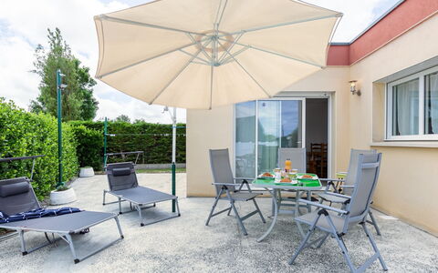 Ty Fañch: Table, Meubles, Bâtiment, Plante, Chaise, Fenêtre, Ombre, Bleu Azur, Nuage, Mobilier De Jardin
