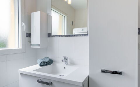 Ty Fañch: Miroir, Robinet, Évier, Luminaire Plomberie, Propriété, Bâtiment, Lavabo, Salle De Bains, Design Intérieur