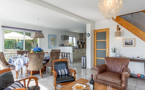 Ker Simor Ty Mer: Table, Meubles, Propriété, Chaise, Canapé, Plante D'Appartement, Bois, Plante, Cadre, Éclairage
