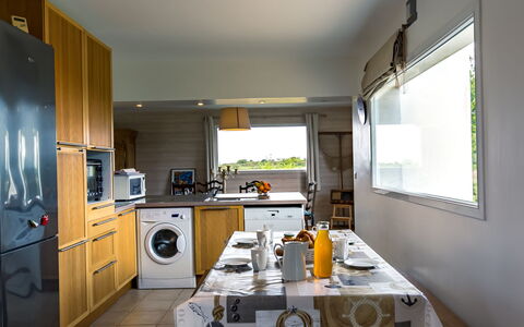 La Belle Vue: Propriété, Cabinetry, Comptoir, Appareil De Cuisine, Fenêtre, Électroménager, Cuisinière, Cuisine, Table, Design Intérieur