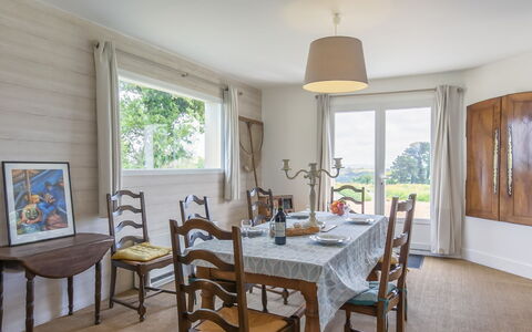 La Belle Vue: Table, Propriété, Meubles, Fenêtre, Chaise, Bleu Azur, Bois, Design Intérieur, Sol, Immobilier