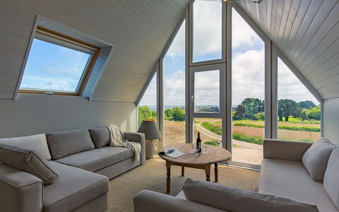 La Belle Vue: Canapé, Meubles, Ciel, Propriété, Bâtiment, Fenêtre, Plante, Confort, Ombre, Design Intérieur
