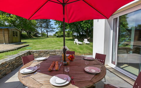 La Belle Vue: Table, Propriété, Meubles, Plante, Chaise, Tableau De Plein Air, Mobilier De Jardin, Ombre, Design Intérieur, Bois