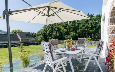 Reve de Mer: Plante, Table, Meubles, Propriété, Bâtiment, Ciel, Chaise, Tableau De Plein Air, Ombre, Mobilier De Jardin