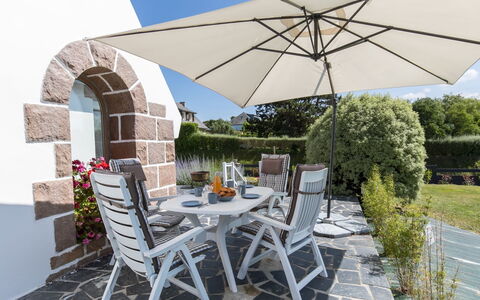 Reve de Mer: Plante, Table, Meubles, Chaise, Tableau De Plein Air, Pot De Fleur, Ombre, Mobilier De Jardin, Parapluie, Arbre