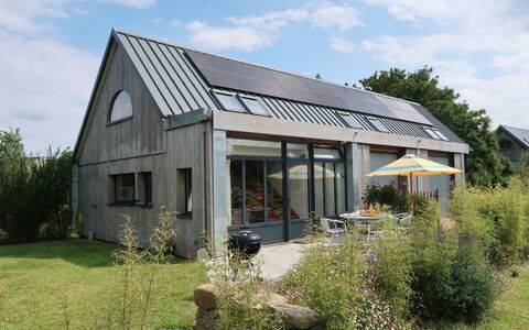 L'Atelier: Plante, Nuage, Ciel, Bâtiment, Fenêtre, Propriété, Maison, Lot Terre, Arbre
