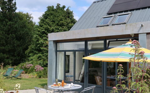 L'Atelier: Plante, Table, Ciel, Fenêtre, Nuage, Bâtiment, Arbre, Chaise, Ombre, Chalet