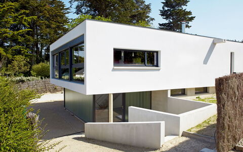 Villa de la Baie: Plante, Ciel, Communauté Des Plantes, Arbre, Fenêtre, Ombre, Lot Terre, Bâtiment, Pente, Maison