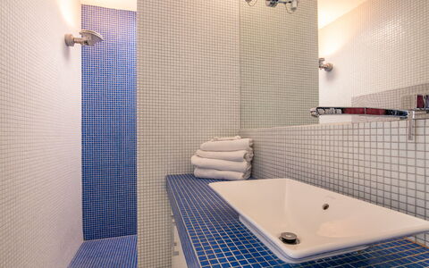 Villa de la Baie: Salle De Bains, Mur, Luminaire Plomberie, Design Intérieur, Sol, Sol, Plomberie, Lavabo, Tuile, Robinet