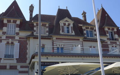 Cabourg 225: Ciel, Fenêtre, Propriété, Bâtiment, Toit, Façade, Ville, Maison, Usage Mixte, Ombre