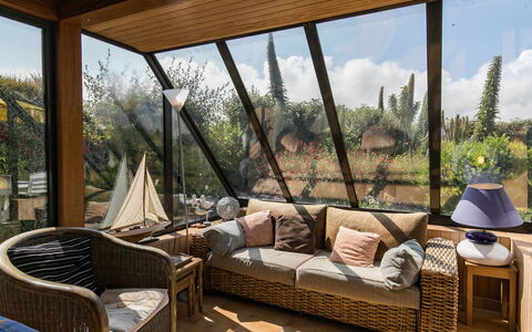 Ty Glaz: Propriété, Bâtiment, Canapé, Ombre, Ciel, Plante, Bois, Design Intérieur, Mobilier De Jardin, Salon