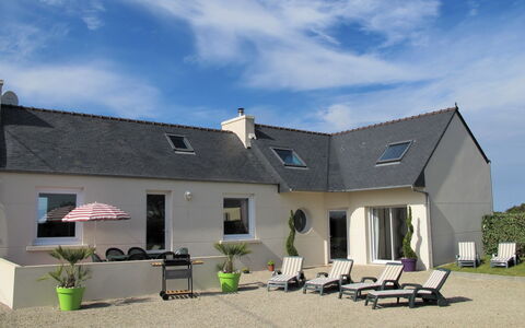 Brise Marine: Ciel, Plante, Nuage, Bâtiment, Table, Fenêtre, Maison, Ombre, Lot Terre, Chalet