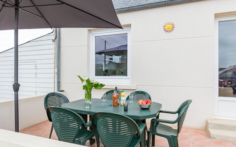 Brise Marine: Table, Meubles, Propriété, Fenêtre, Plante, Bâtiment, Chaise, Pot De Fleur, Ombre, Design Intérieur