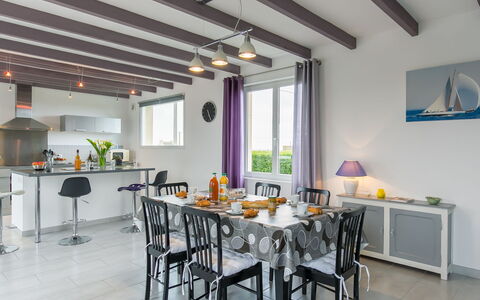 Brise Marine: Table, Meubles, Propriété, Bâtiment, Éclairage, Design Intérieur, Architecture, Bois, Chaise, Sol