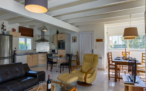 Le Triskell: Plante, Meubles, Bâtiment, Propriété, Table, Chaise, Ombre, Fenêtre, Design Intérieur, Éclairage