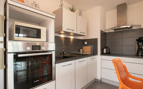 La Closière: Cabinetry, Comptoir, Meubles, Appareil De Cuisine, Cuisinière, Électroménager, Cuisine, Bois, Design Intérieur, Sol