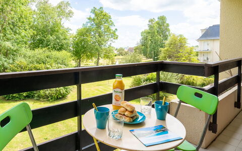 Cabourg 230: Table, Ciel, Vaisselle, Nuage, Meubles, Bâtiment, Fenêtre, Chaise, Vert, Mobilier De Jardin
