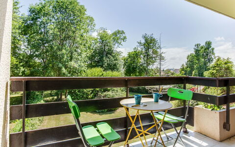 Cabourg 230: Ciel, Table, Propriété, Meubles, Plante, Arbre, Ombre, Chaise, Bois, Design Intérieur
