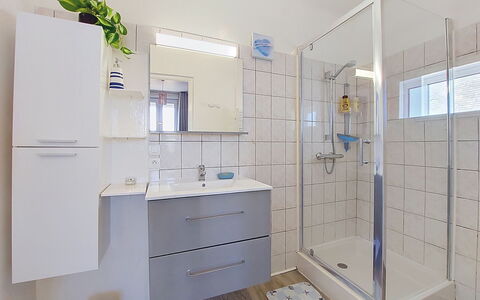 Ti an Aod: Salle De Bains, Luminaire Plomberie, Sol, Design Intérieur, Sol, Lavabo, Armoire De Toilette, Évier, Plomberie, Robinet
