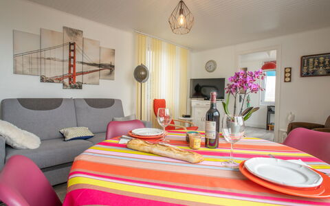 Ti an Aod: Meubles, Propriété, Table, Décoration, Vaisselle, Bâtiment, Cadre, Confort, Textile, Éclairage