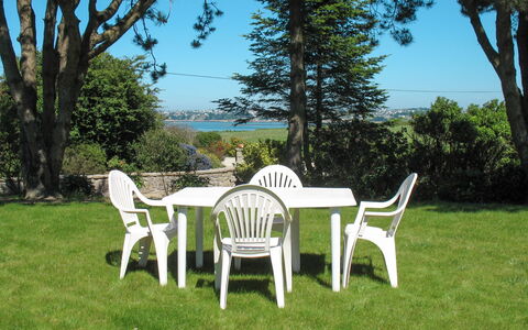 Avel Vor: Table, Plante, Meubles, Propriété, Ciel, Chaise, Tableau De Plein Air, Paysage Naturel, Mobilier De Jardin, Arbre