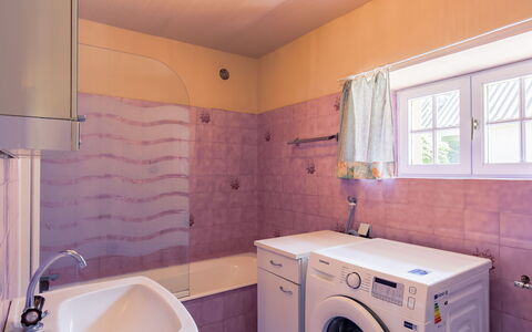 Avel Vor: Buanderie, Propriété, Sécheuse, Évier, Machine À Laver, Luminaire Plomberie, Violet, Fenêtre, Salle De Bains