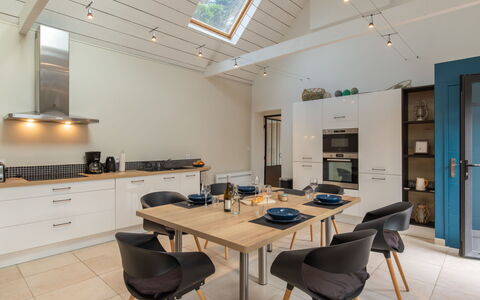 Le Petit Bonheur: Meubles, Table, Bâtiment, Chaise, Bois, Éclairage, Cabinetry, Maison, Design Intérieur, Sol