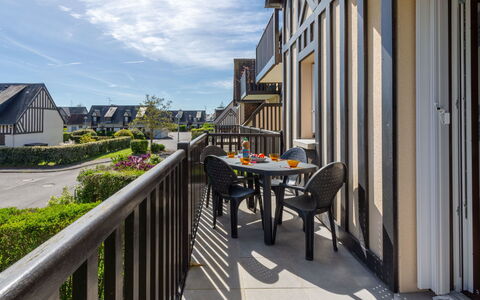 Cabourg 251: Zone Résidentielle, Domicile, Appartement, Façade, Quartier, Maison, Design Urbain, Établissements Humains, Balcon, Biens