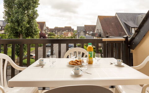Cabourg 251: Table, Vaisselle, Ciel, Meubles, Nuage, Fenêtre, Chaise, Bâtiment, Tableau De Plein Air, Aliments