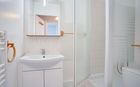 Cabourg 251: Miroir, Robinet, Luminaire Plomberie, Évier, Armoire De Toilette, Lavabo, Propriété, Salle De Bains, Design Intérieur, Violet