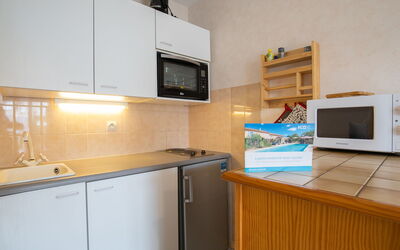 Fleur Marine 251.27: Cabinetry, Propriété, Comptoir, Appareil De Cuisine, Électroménager, Bois, Cuisine, Cuisinière, Design Intérieur, Four Micro-Onde
