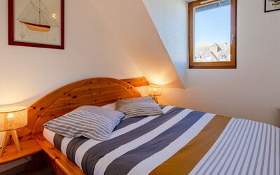 Fleur Marine 251.36: Lit, Chambre, Meubles, Design Intérieur, Drap De Lit, Mur, Bois, Literie, Sol, Sol