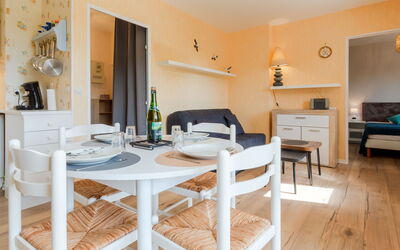 Fleur Marine 251.35: Table, Propriété, Meubles, Canapé, Vaisselle, Design Intérieur, Bois, Chaise, Salon, Sol