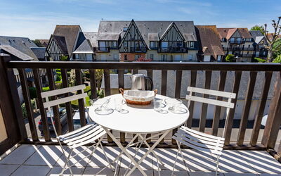 Fleur Marine 251.33: Ciel, Bâtiment, Table, Fenêtre, Mobilier De Jardin, Design Urbain, Bois, Ombre, Condominium, Maison