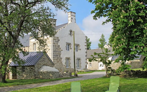 Le Manoir: Propriété, Bâtiment, Maison, Arbre, Biens, Architecture, Herbe, Église, Domicile, Pelouse