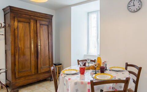 Le Manoir: Propriété, Meubles, Cabinetry, Table, Porte, Bois, Design Intérieur, Maison, L'Horloge