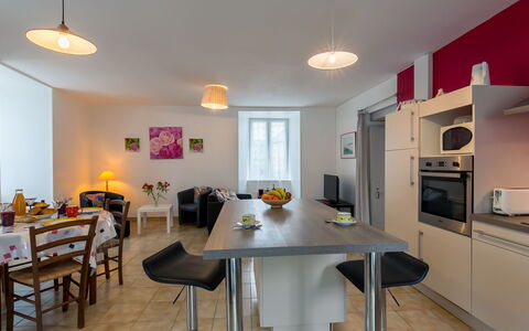 Le Manoir: Table, Meubles, Propriété, Chaise, Design Intérieur, Bois, Cuisine, Sol, Sol, Maison
