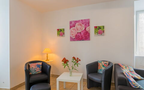 Le Manoir: Table, Meubles, Propriété, Confort, Peindre, Design Intérieur, Éclairage, Architecture, Maison, Plante