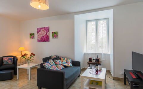 Le Manoir: Meubles, Table, Propriété, Confort, Plante, Bois, Éclairage, Design Intérieur, Plante D'Appartement, Salon