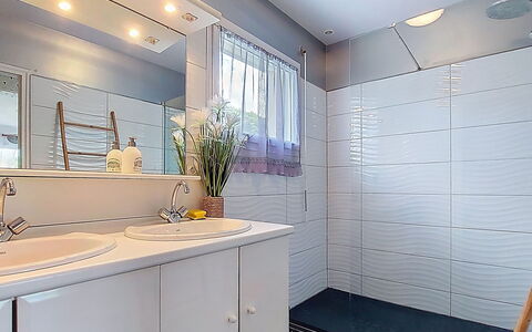 Ty Nevez: Design Intérieur, Salle De Bains, Luminaire Plomberie, Sol, Sol, Évier, Armoire De Toilette, Lavabo, Robinet, Plafond